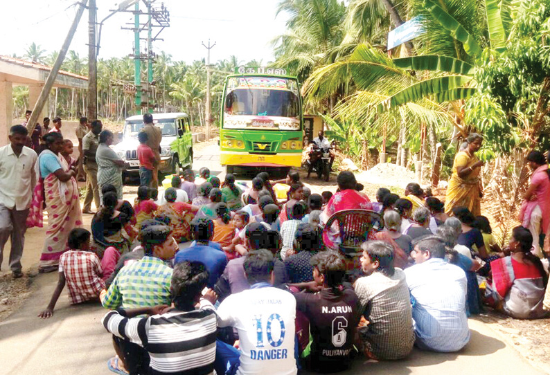 குடிநீர் கேட்டு பொதுமக்கள் சாலை மறியல் மினி பஸ் சிறைப்பிடிப்பு