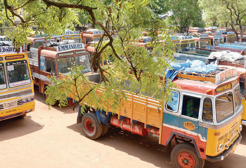 2 ஆயிரம் லாரிகள் ஓடவில்லை ரூ.5 கோடி மதிப்பிலான பொருட்கள் தேக்கம்