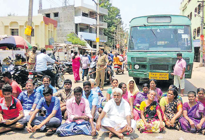 பொன்னேரியில் டாஸ்மாக் கடையை அகற்றக்கோரி பொதுமக்கள் மறியல்