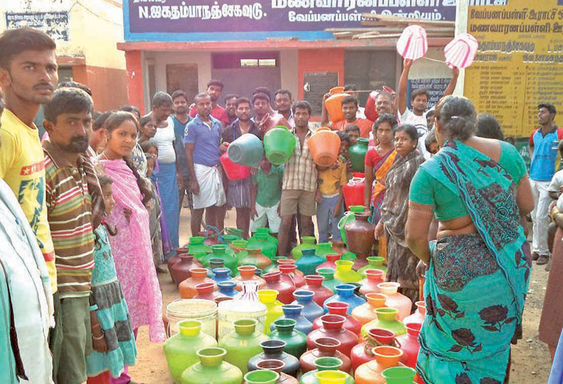 வேப்பனப்பள்ளி அருகே குடிநீர் கேட்டு ஊராட்சி மன்ற அலுவலகத்தை 3 கிராம மக்கள் திடீர் முற்றுகை