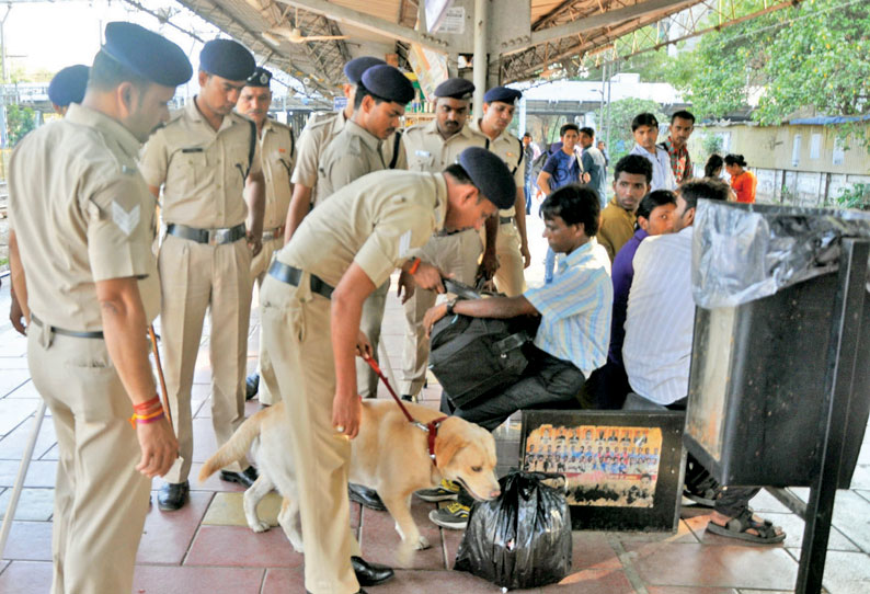 பரேல் மற்றும் எல்பிஸ்டன் ரெயில் நிலையங்களுக்கு வெடிகுண்டு மிரட்டல் போலீசாரின் திடீர் சோதனையால் பரபரப்பு