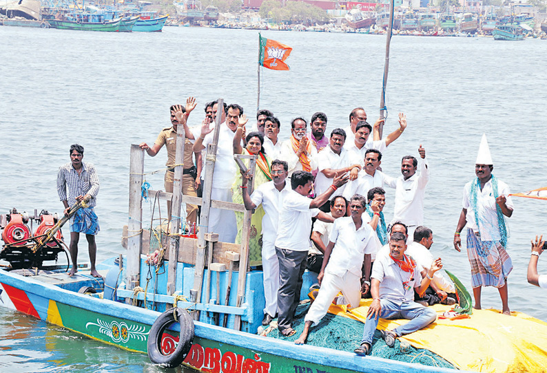 காசிமேட்டில் படகில் சென்று கங்கை அமரன் நூதன பிரசாரம் நடுகடலில் மீனவர்களிடம் வாக்கு சேகரித்தார்