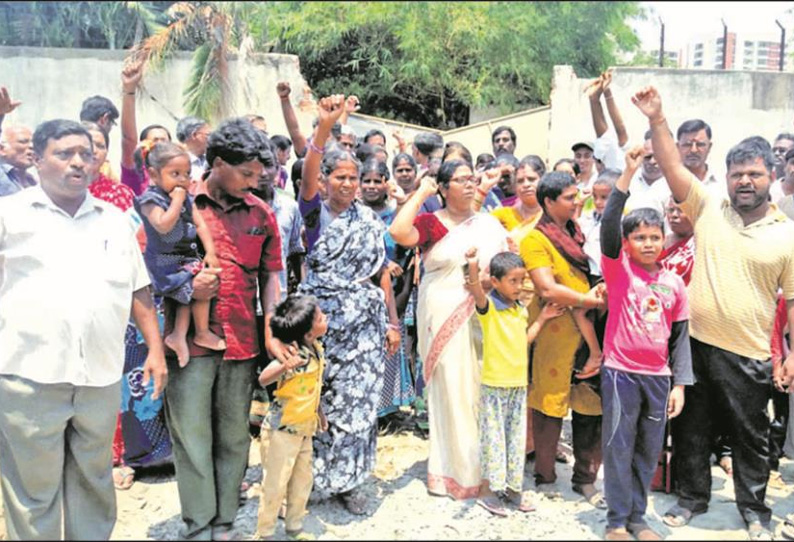 காட்டுப்பாக்கத்தில் மதுக்கடையை மூடக்கோரி பொதுமக்கள் ஆர்ப்பாட்டம்