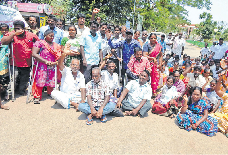 திருவள்ளூர் மாவட்ட கலெக்டர் அலுவலகம் முன் மாற்றுத்திறனாளிகள் தர்ணா போராட்டம்