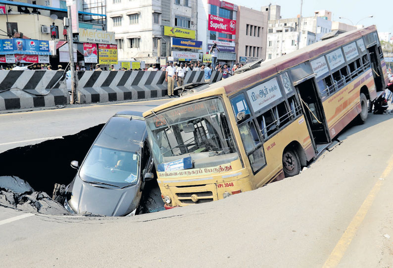 சென்னை அண்ணாசாலையில் ஏற்பட்ட ‘திடீர்’ பள்ளத்தில் பஸ், கார் சிக்கியது பயணிகள் அலறியடித்து ஓட்டம் சென்னை அண்ணாசாலையில் ஏற்பட்ட ‘திடீர்’ பள்ளத்தில் பஸ், கார் சிக்கியது பயணிகள் அலறியடித்து ஓட்டம்