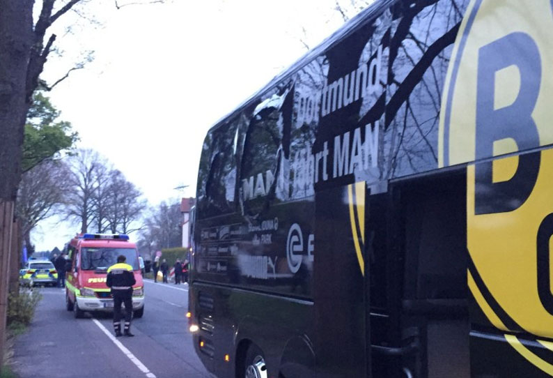 ஜெர்மனியில் கால்பந்து வீரர்கள் சென்ற பேருந்துக்கு அருகே வெடி குண்டு தாக்குதல் ஜெர்மனியில் கால்பந்து வீரர்கள் சென்ற பேருந்துக்கு அருகே வெடி குண்டு தாக்குதல்