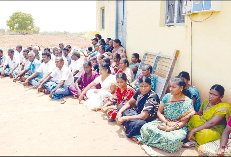 ஏமூர் அருகே மதுபானக்கடையை முற்றுகையிட்டு பொதுமக்கள் போராட்டம்