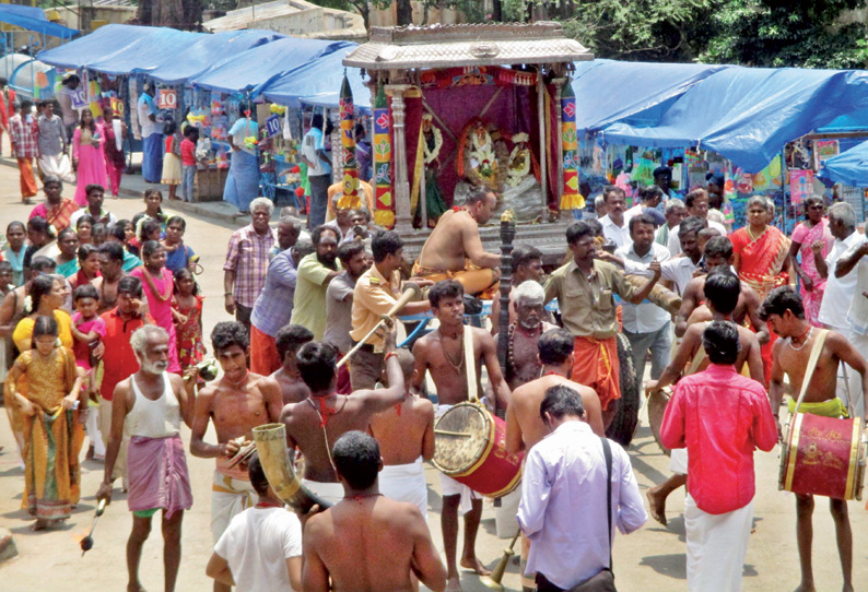 குற்றாலம் குற்றாலநாத சுவாமி கோவிலில் சித்திரை விசு தீர்த்தவாரி  திரளான பக்தர்கள் கலந்து கொண்டனர்