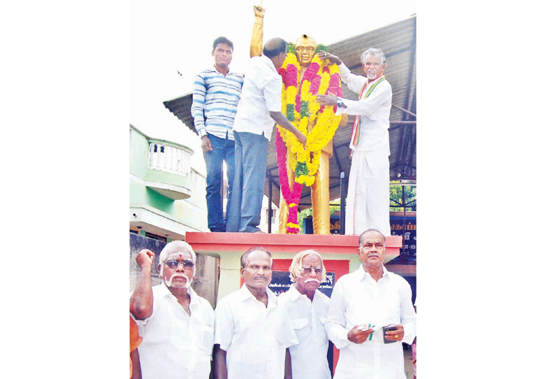 பிறந்த நாளையொட்டி அம்பேத்கர் சிலைக்கு பல்வேறு அமைப்பினர் மாலை அணிவித்து மரியாதை