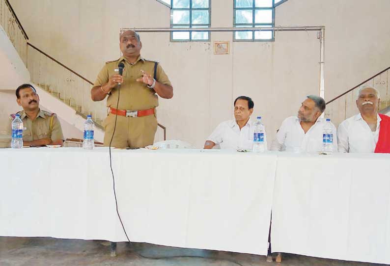 கண்காணிப்பு கேமரா அமைப்பது தொடர்பாக வியாபாரிகளுடன் போலீசார் ஆலோசனை கூட்டம்