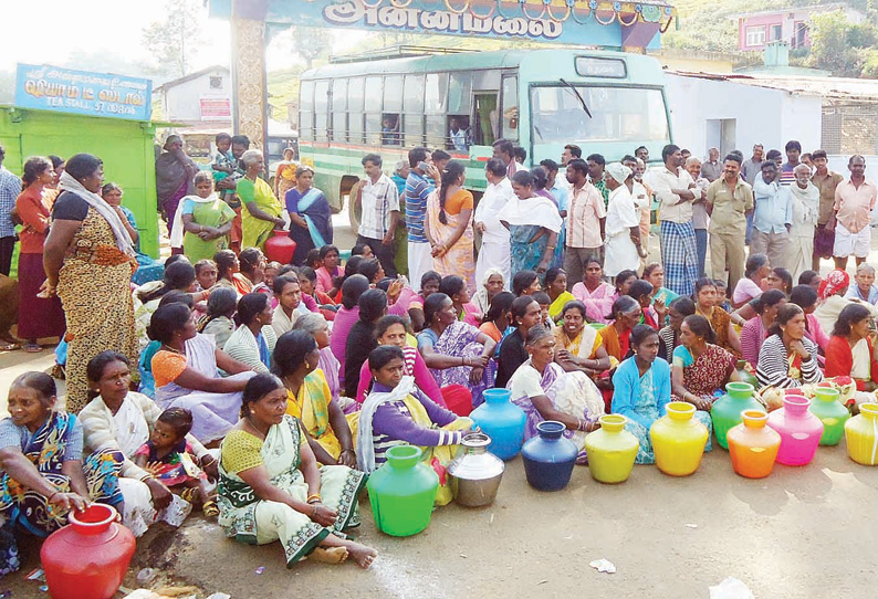 மஞ்சூர் அருகே குடிநீர் கேட்டு 4 கிராம மக்கள் சாலை மறியல்