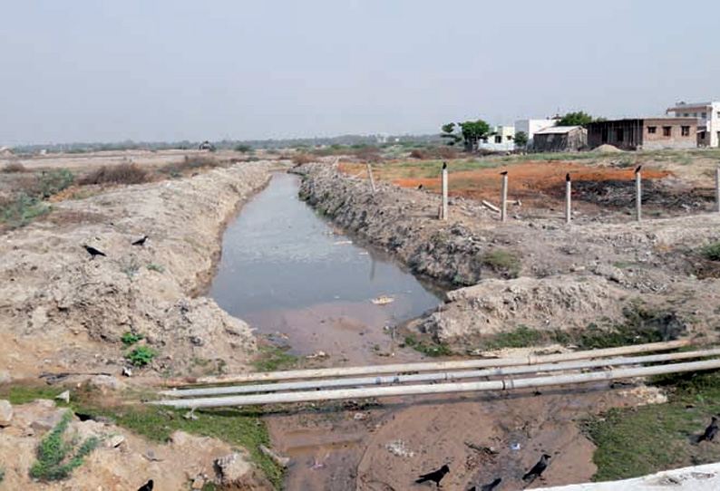 முள்ளக்காட்டில் குடிநீர் குழாயில் திடீர் உடைப்பு; குளம் போன்று தண்ணீர் தேங்கியது