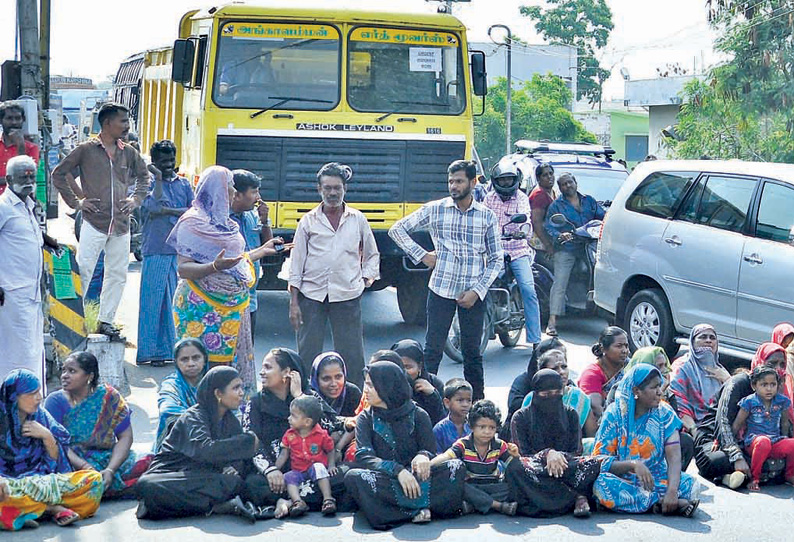 திருப்பூரில் குடிநீர் வசதி கேட்டு குழந்தைகளுடன் பெண்கள் சாலைமறியல்