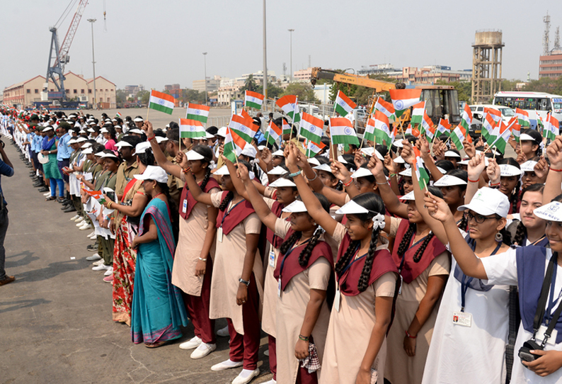 போர்க்கப்பலை பார்க்க மெரினாவில் குவிந்த பொதுமக்கள்