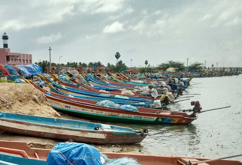 மீன்பிடி தடைகாலம் தொடங்கியதால் மீனவர்கள் கடலுக்கு செல்லவில்லை