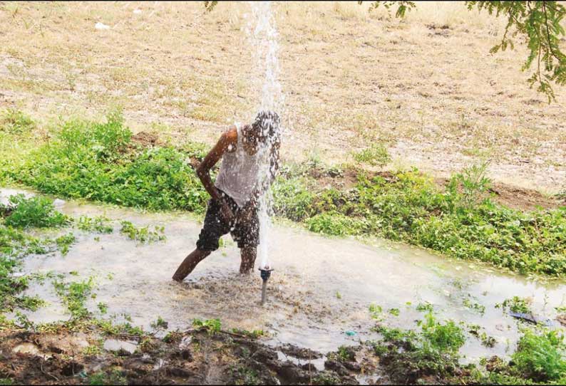 குழாய் வால்வு சேதமடைந்ததால் வெளியேறி வீணாகும் குடிநீர்