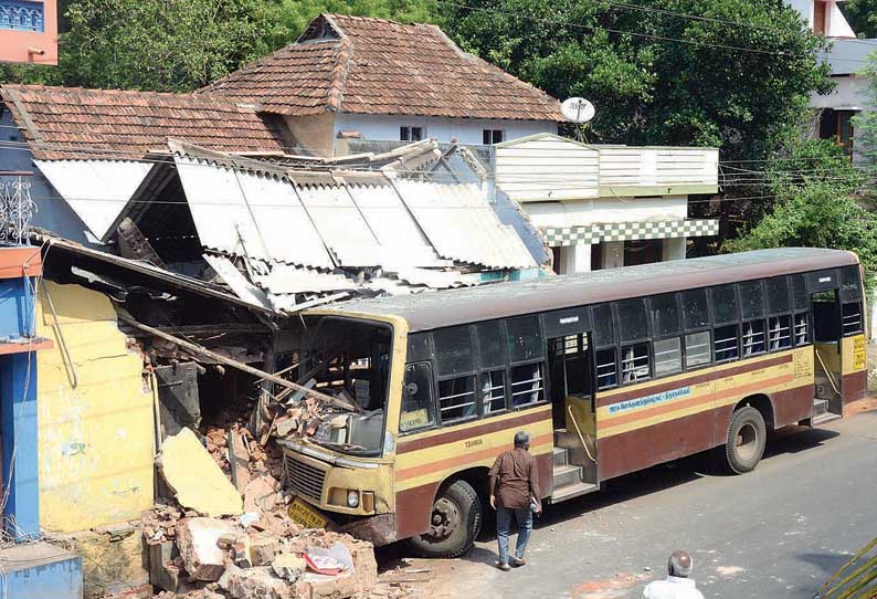 பறக்கையில் தாறுமாறாக ஓடிய அரசு பஸ் சாலையோர வீடுகளுக்குள் புகுந்தது 15 பேர் காயம்