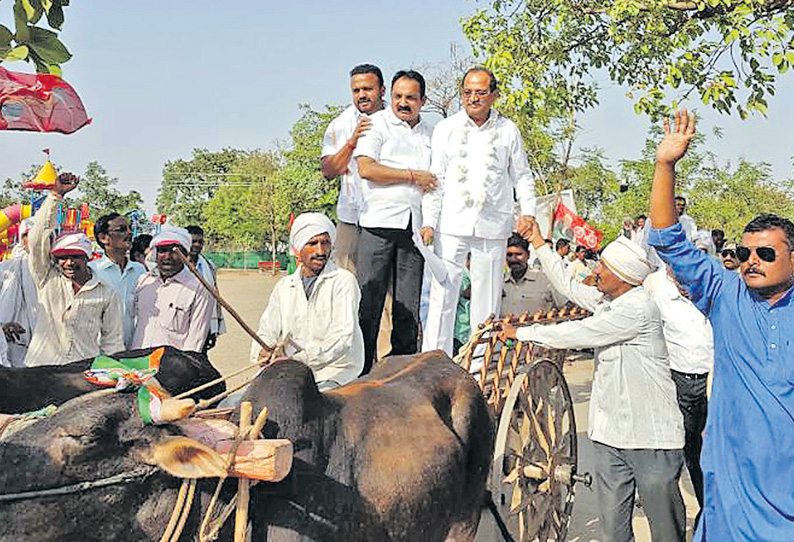 சிறந்த நடிப்புக்காக ‘பட்னாவிசும், உத்தவ் தாக்கரேயும் தேசிய விருது பெற தகுதி படைத்தவர்கள்’ சட்டசபை எதிர்க்கட்சி தலைவர் கிண்டல்