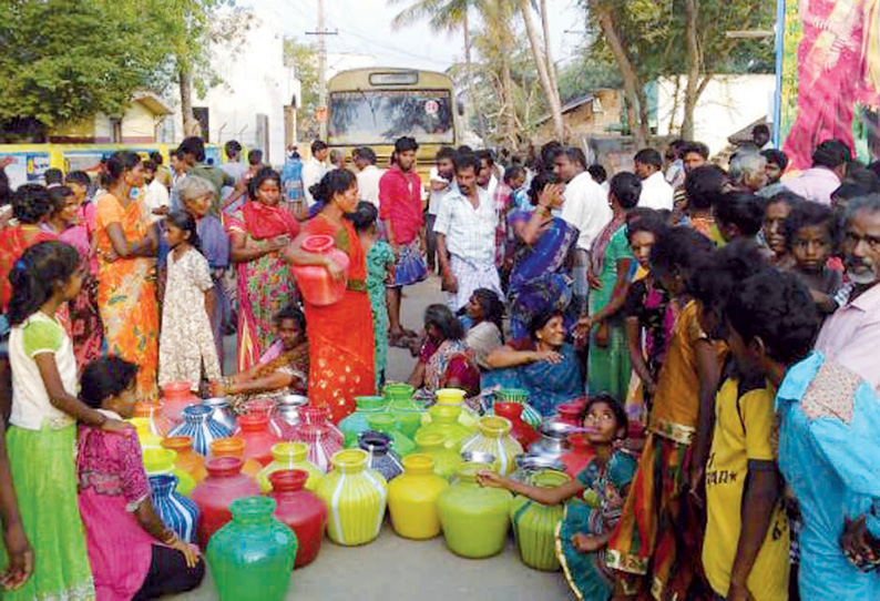 செங்கம் அருகே குடிநீர் வழங்கக்கோரி பொதுமக்கள் சாலை மறியல் டவுன் பஸ் சிறைபிடிப்பு