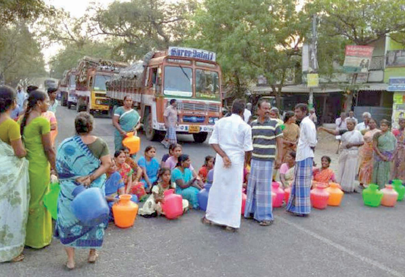 பாப்பிரெட்டிப்பட்டி பகுதியில் 3 இடங்களில்  குடிநீர் கேட்டு காலிக்குடங்களுடன் பொதுமக்கள் சாலை மறியல் போக்குவரத்து பாதிப்பு