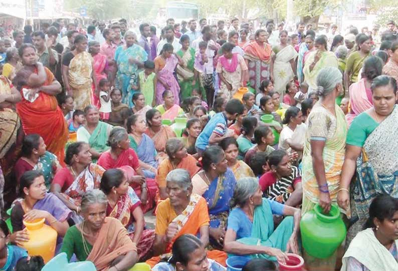 குடிநீர் வழங்கக்கோரி பொதுமக்கள் சாலை மறியல் அமைச்சர் பேச்சுவார்த்தை