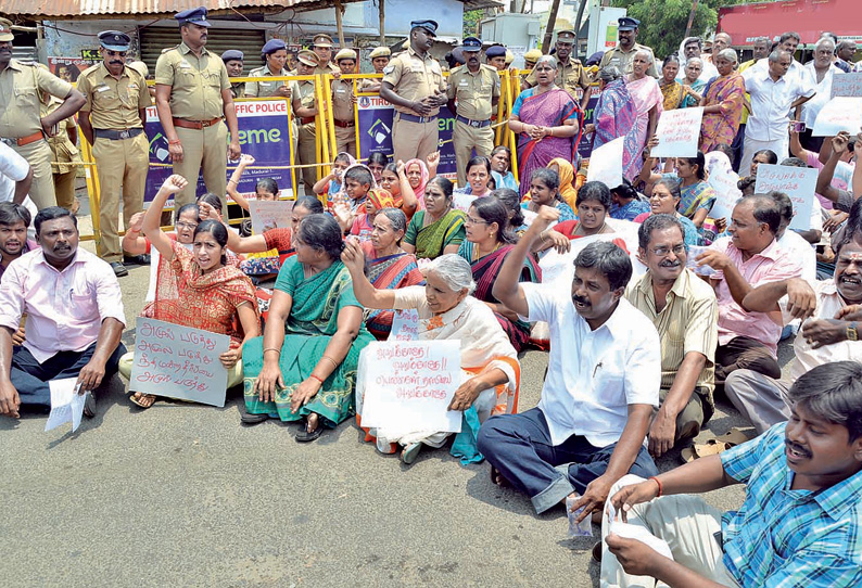 திருப்பூர் புதுராமகிருஷ்ணாபுரத்தில் டாஸ்மாக் கடையை மூடக்கோரி பொதுமக்கள் சாலைமறியல்