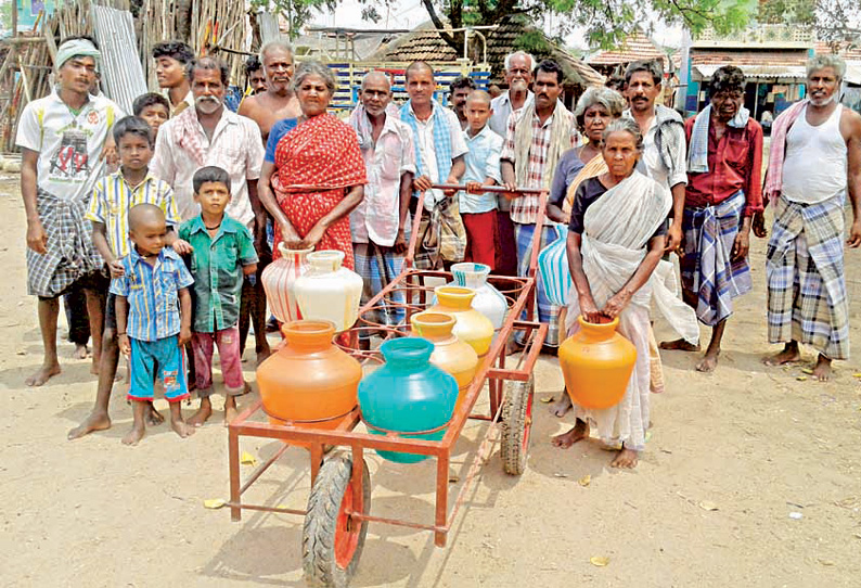 காரியாபட்டி அருகே குடிநீருக்காக 3 கி.மீ. தூரம் அலையும் கிராம மக்கள்