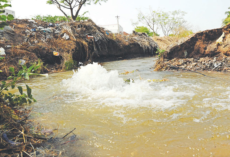 உடுமலை அருகே குழாய் உடைந்து வீணாகும் குடிநீர்