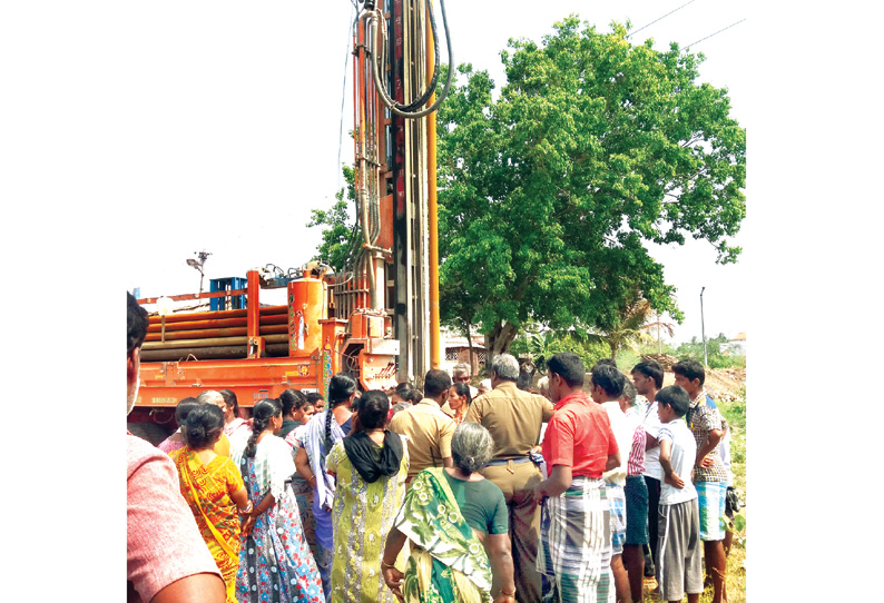 ஆழ்துளை கிணறு அமைக்க எதிர்ப்பு: லாரியை முற்றுகையிட்டு பொதுமக்கள் போராட்டம்