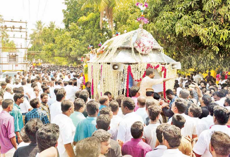 சசிகலாவின் அண்ணன் மகன் மகாதேவன் உடல் தகனம்