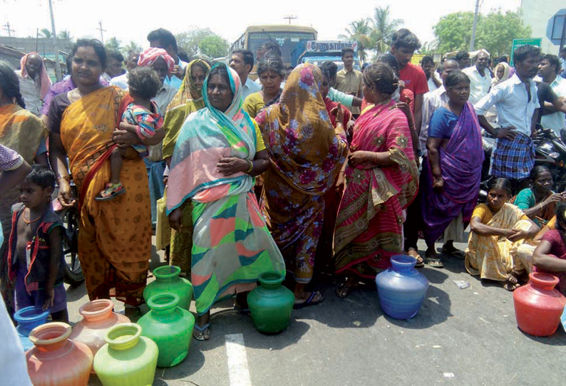 வேட்டவலம் அருகே குடிநீர் வழங்கக்கோரி காலிகுடங்களுடன் பொதுமக்கள் சாலை மறியல் ஒரு மணி நேரம் போக்குவரத்து பாதிப்பு