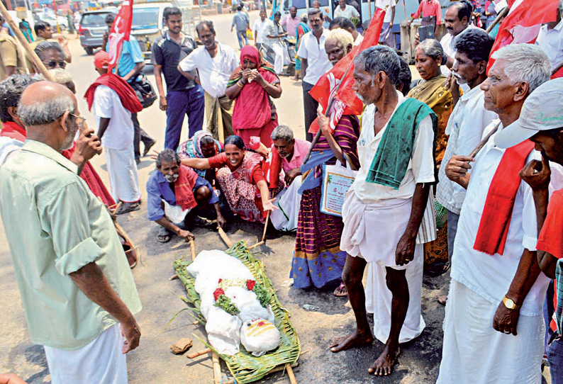 சாலையை சீரமைக்கக்கோரி  திருப்பத்தூரில் இந்திய கம்யூனிஸ்டு கட்சியினர் நூதன போராட்டம் சாலை பள்ளங்களில் பிணத்தை புதைத்து எதிர்ப்பு தெரிவித்தனர்