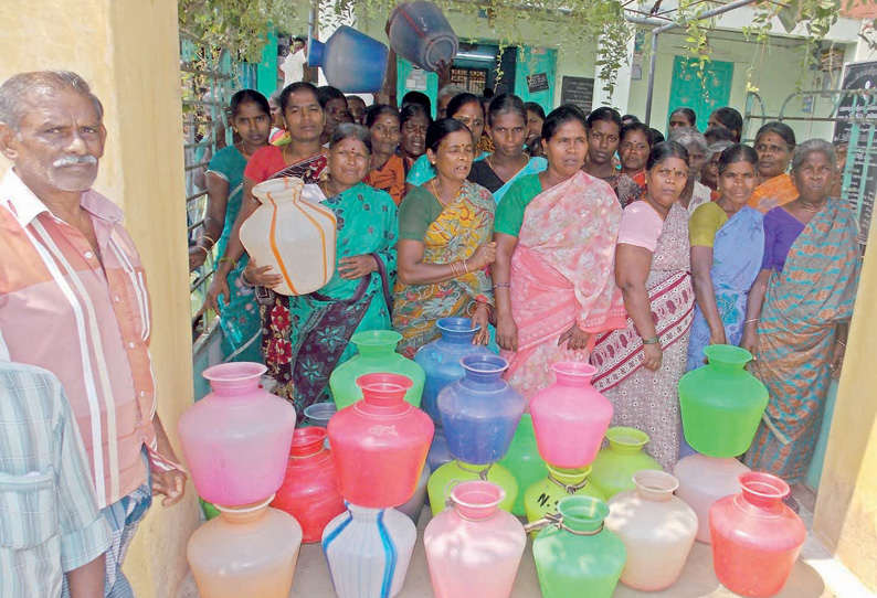 ஏத்தாப்பூரில், குடிநீர் வசதி கேட்டு பேரூராட்சி அலுவலகத்தை காலிக்குடங்களுடன் பெண்கள் முற்றுகை