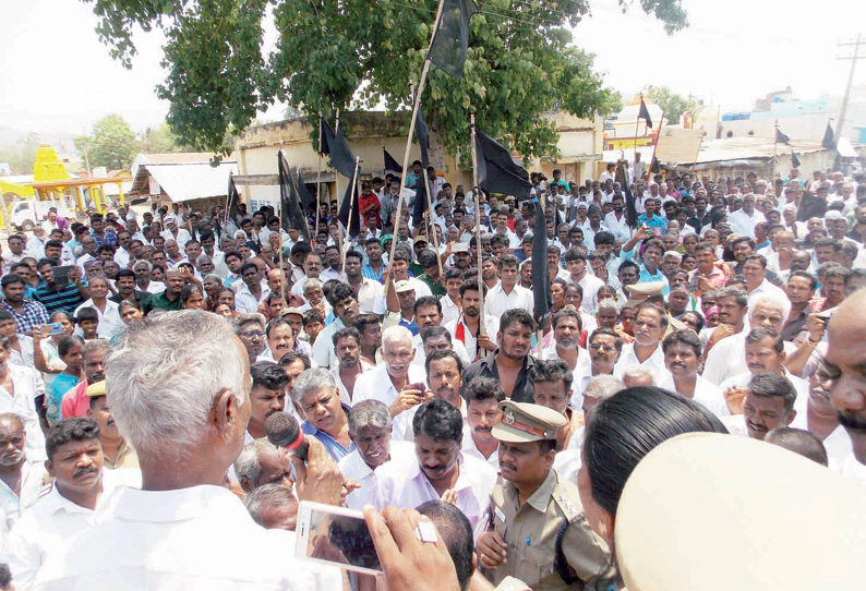 பெத்தநாயக்கன்பாளையத்தில் தாலுகா அலுவலகம் கட்டக்கோரி கருப்புக்கொடி ஏந்தி பொதுமக்கள் போராட்டம்