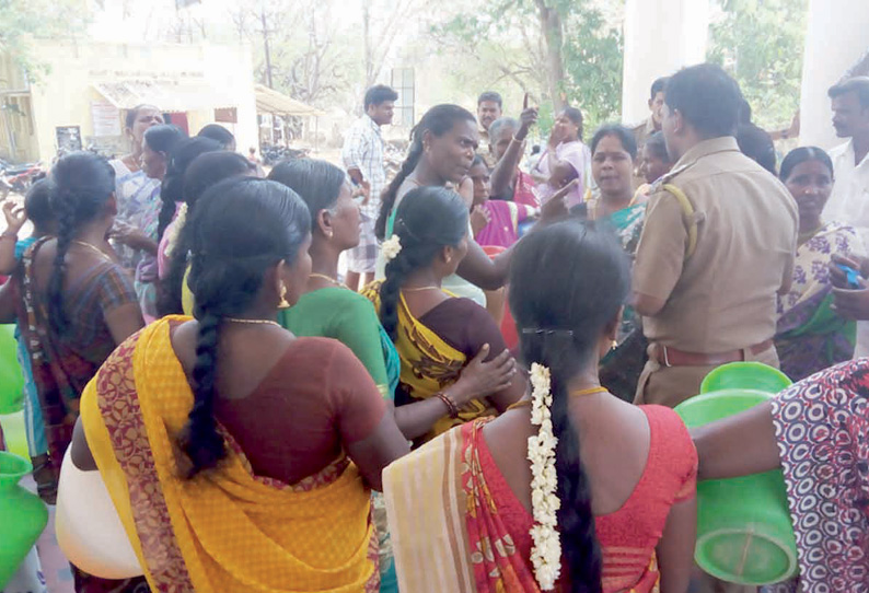 குடிநீர் கேட்டு, காலிக்குடங்களுடன்  ஊராட்சி ஒன்றிய அலுவலகத்தை பெண்கள் முற்றுகை