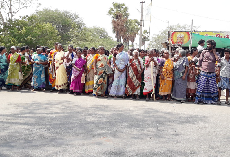 வேப்பூர் அருகே மதுபாட்டில்கள் விற்பவர்களை கைது செய்ய கோரி ஆர்ப்பாட்டம் கிராம மக்கள் மறியல் செய்ய முயன்றதால் பரபரப்பு