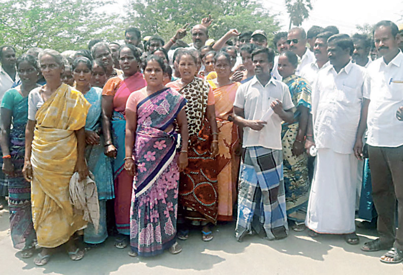 கள்ளக்குறிச்சி அருகே டாஸ்மாக் கடையை அகற்றக்கோரி கிராம மக்கள் சாலை மறியல்