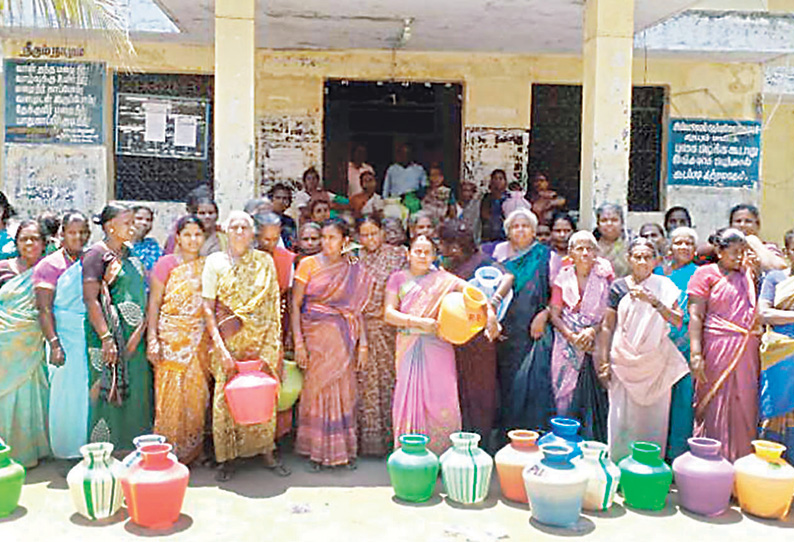 சின்னசேலம் பேரூராட்சி அலுவலகத்தை காலி குடங்களுடன் பெண்கள் முற்றுகை தடையின்றி குடிநீர் வழங்கக்கோரி நடந்தது