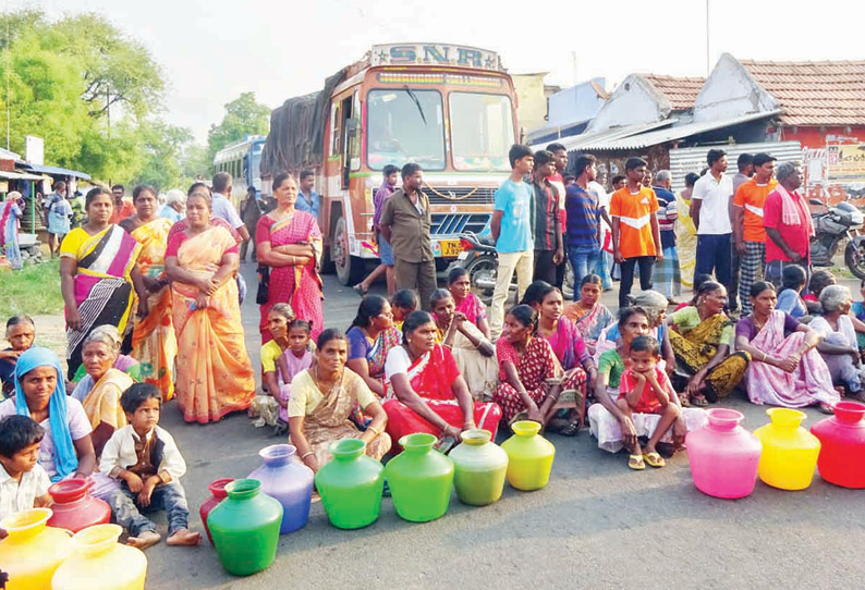 குடிநீர் வினியோகம் செய்யக்கோரி பொதுமக்கள் சாலை மறியல் போக்குவரத்து பாதிப்பு