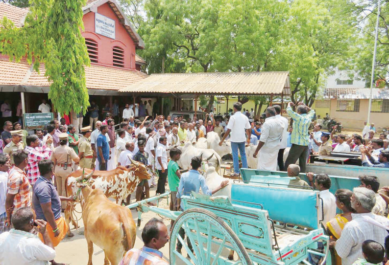 நிலத்தடி நீரை தொழிற்சாலைகளுக்கு தனியார் விற்பதாக புகார் கோபி தாசில்தார் அலுவலகத்தை விவசாயிகள் முற்றுகை