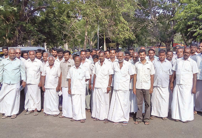 3–ம் மண்டலத்துக்கு தண்ணீர் விடாததை கண்டித்து பி.ஏ.பி. அலுவலகத்தை முற்றுகையிட்ட விவசாயிகள்