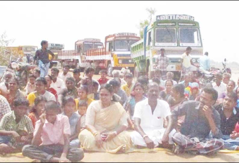 மணல் குவாரியை மூடக்கோரி லாரிகளை சிறைபிடித்து கிராம மக்கள் மறியல்