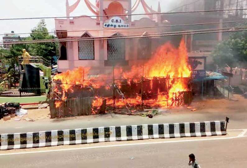 பட்டாசு வெடித்ததில் கிறிஸ்தவ ஆலயத்தில் கூரை தீப்பிடித்து எரிந்தது