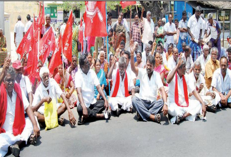 தாராபுரத்தில், வறட்சி நிவாரணம் கேட்டு சாலை மறியலில் ஈடுபட்ட விவசாய தொழிலாளர்கள் கைது