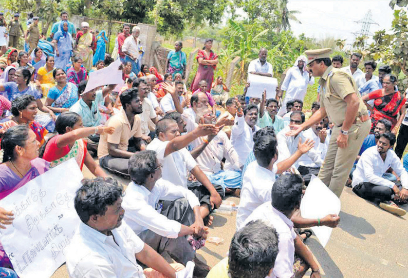 வெங்கல் அருகே மதுக்கடையை திறக்க எதிர்ப்பு தெரிவித்து பொதுமக்கள் சாலை மறியல் 91 பேர் கைது