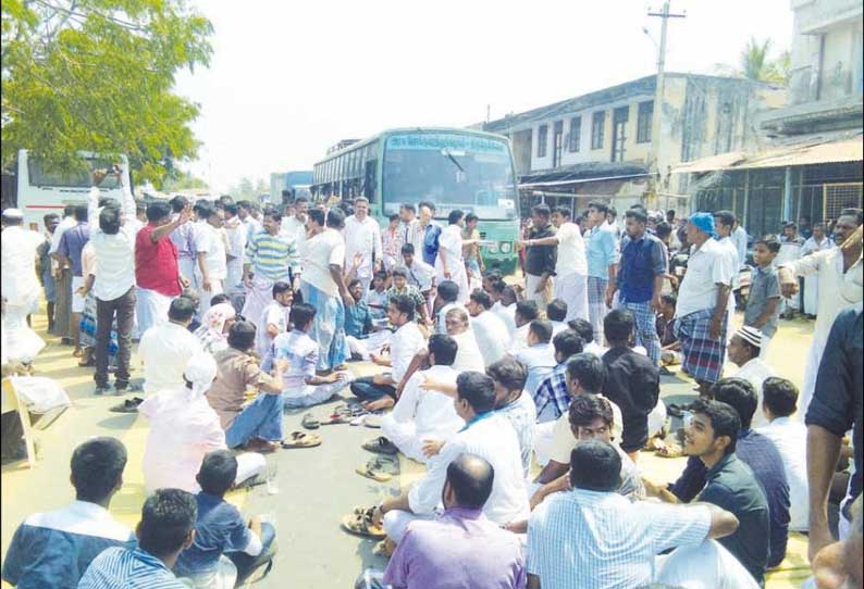 உள்ளாட்சித்துறை அதிகாரிகளை கண்டித்து பொதுமக்கள் சாலை மறியல்