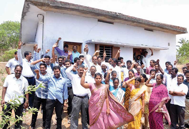 டாஸ்மாக் கடையை எதிர்த்து பேராசிரியர்கள், மாணவர்கள் ஆர்ப்பாட்டம்