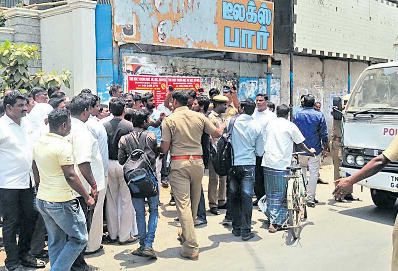 போரூர் அருகே டாஸ்மாக் கடையை அகற்றக்கோரி பா.ம.க. போராட்டம்