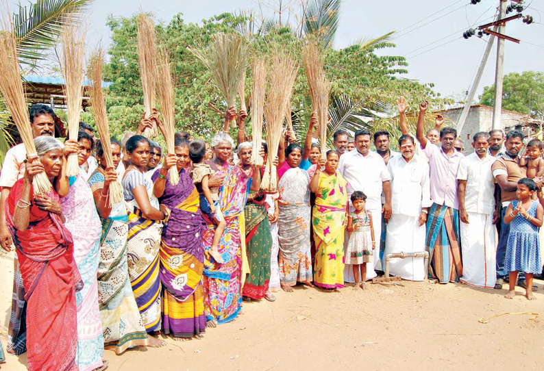 மதுக்கடை அமைப்பதற்கு எதிர்ப்பு: விளக்குமாறுடன் பொதுமக்கள் ஆர்ப்பாட்டம்