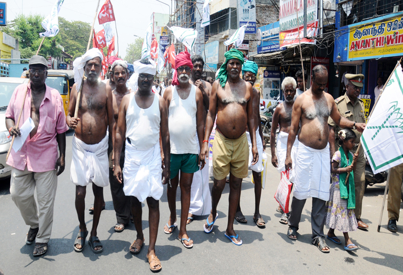 டெல்லியில் போராடுபவர்களுக்கு ஆதரவாக விவசாயிகள் அரை நிர்வாண போராட்டம்